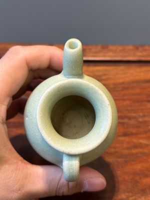 Een gevarieerde collectie van acht stukken Chinees monochroom geglazuurd porselein, Tang/Ming — foto 25