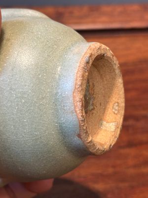 Een gevarieerde collectie van acht stukken Chinees monochroom geglazuurd porselein, Tang/Ming — foto 27