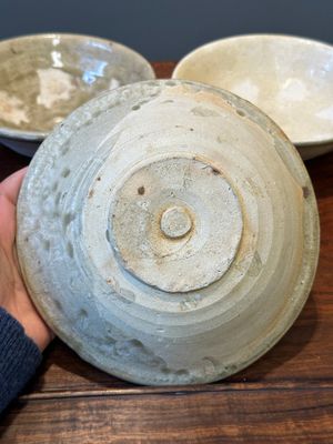 Een gevarieerde collectie van acht stukken Chinees monochroom geglazuurd porselein, Tang/Ming — foto 32