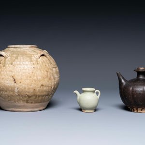Een gevarieerde collectie van acht stukken Chinees monochroom geglazuurd porselein, Tang/Ming — foto 4