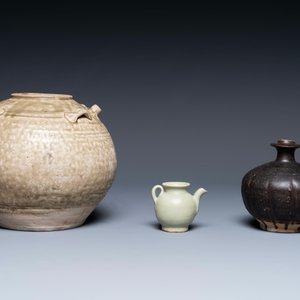 Een gevarieerde collectie van acht stukken Chinees monochroom geglazuurd porselein, Tang/Ming — foto 5