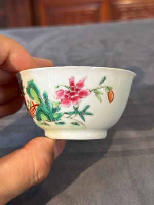Een gevarieerde verzameling Chinees famille rose porselein, Yongzheng/Qianlong — foto 2