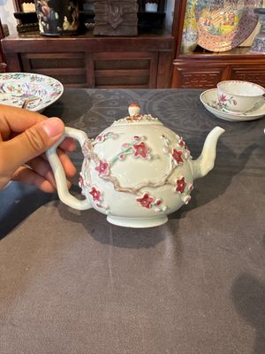 Een gevarieerde verzameling Chinees famille rose porselein, Yongzheng/Qianlong — foto 42