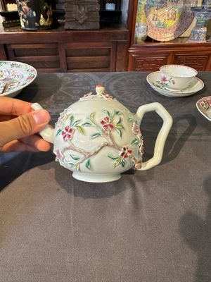 Een gevarieerde verzameling Chinees famille rose porselein, Yongzheng/Qianlong — foto 43