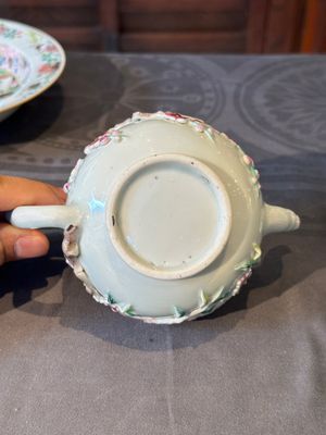 Een gevarieerde verzameling Chinees famille rose porselein, Yongzheng/Qianlong — foto 48