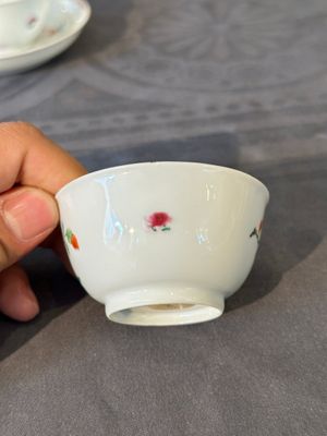Een gevarieerde verzameling Chinees famille rose porselein, Yongzheng/Qianlong — foto 10