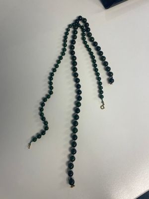 Een gevarieerde verzameling van 16 stukken Chinese sieraden en doosjes, waaronder jade, goud en zilver, 20e eeuw — foto 1