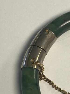 Een gevarieerde verzameling van 16 stukken Chinese sieraden en doosjes, waaronder jade, goud en zilver, 20e eeuw — foto 25