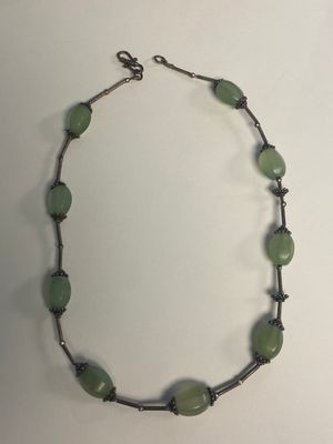 Een gevarieerde verzameling van 16 stukken Chinese sieraden en doosjes, waaronder jade, goud en zilver, 20e eeuw — foto 43