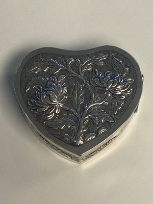 Een gevarieerde verzameling van 16 stukken Chinese sieraden en doosjes, waaronder jade, goud en zilver, 20e eeuw — foto 46