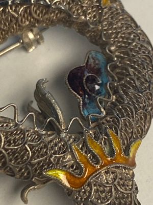 Een gevarieerde verzameling van 16 stukken Chinese sieraden en doosjes, waaronder jade, goud en zilver, 20e eeuw — foto 55