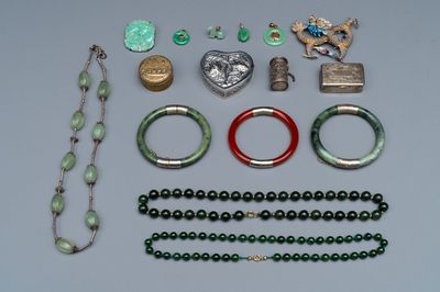Een gevarieerde verzameling van 16 stukken Chinese sieraden en doosjes, waaronder jade, goud en zilver, 20e eeuw
