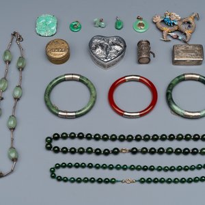Een gevarieerde verzameling van 16 stukken Chinese sieraden en doosjes, waaronder jade, goud en zilver, 20e eeuw — foto 1