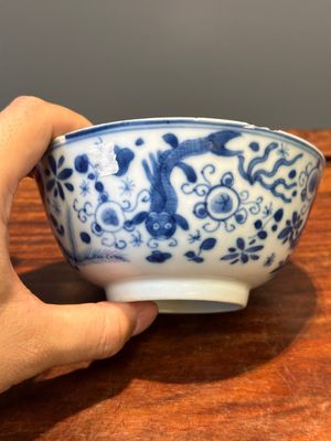 Een gevarieerde verzameling van 45 stukken Chinees porselein, Kangxi en later — foto 99