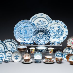 Een gevarieerde verzameling van 45 stukken Chinees porselein, Kangxi en later — foto 1