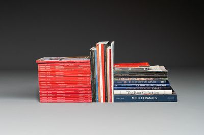 Een gevarieerde verzameling van 46 naslagwerken en veilingcatalogi over Japanse en Koreaanse kunst, jaren '70 en later