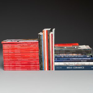 Een gevarieerde verzameling van 46 naslagwerken en veilingcatalogi over Japanse en Koreaanse kunst, jaren '70 en later — foto 1