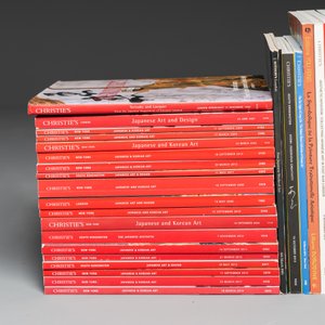 Een gevarieerde verzameling van 46 naslagwerken en veilingcatalogi over Japanse en Koreaanse kunst, jaren '70 en later — foto 2