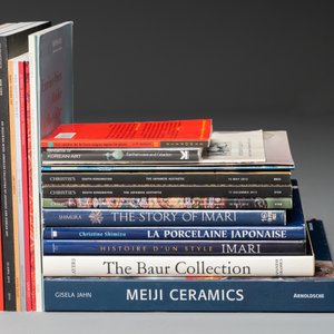 Een gevarieerde verzameling van 46 naslagwerken en veilingcatalogi over Japanse en Koreaanse kunst, jaren '70 en later — foto 4