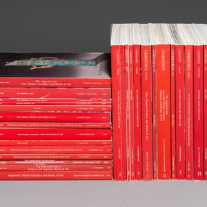 Een gevarieerde verzameling van 89 veilingcatalogi over Chinese kunst van Christie's, jaren 2000 tot en met 2009 — foto 2