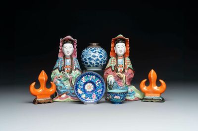Een gevarieerde verzameling van zeven stukken Chinees porselein en Canton email, Kangxi en later