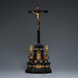Een gezwarte houten crucifix-reliekhouder met vergulde bronzen corpus, Duitsland of Italië, 17/18e eeuw — foto 1