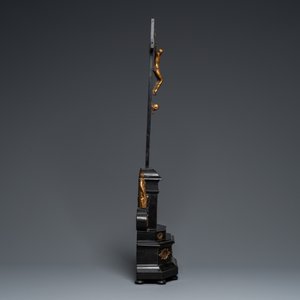 Een gezwarte houten crucifix-reliekhouder met vergulde bronzen corpus, Duitsland of Italië, 17/18e eeuw — foto 3