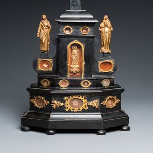 Een gezwarte houten crucifix-reliekhouder met vergulde bronzen corpus, Duitsland of Italië, 17/18e eeuw — foto 7