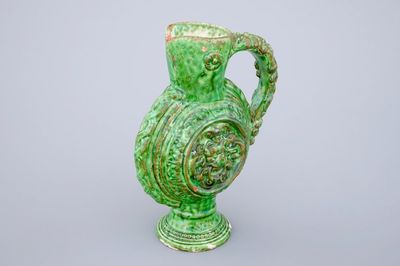 Een groen geglazuurd kruikje met reliëfdecor, Saintonge, 17e eeuw