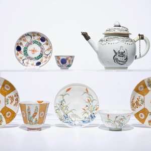 Een groep Chinees en Japans theegoed, w.o. een theepot, vier koppen en drie schotels, Kangxi en later — foto 1