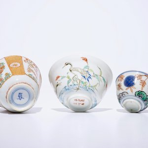 Een groep Chinees en Japans theegoed, w.o. een theepot, vier koppen en drie schotels, Kangxi en later — foto 15