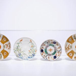 Een groep Chinees en Japans theegoed, w.o. een theepot, vier koppen en drie schotels, Kangxi en later — foto 2