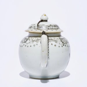 Een groep Chinees en Japans theegoed, w.o. een theepot, vier koppen en drie schotels, Kangxi en later — foto 5