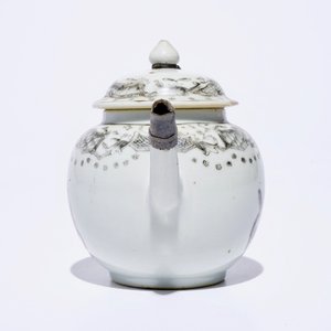 Een groep Chinees en Japans theegoed, w.o. een theepot, vier koppen en drie schotels, Kangxi en later — foto 7