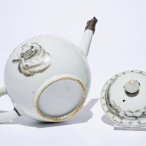 Een groep Chinees en Japans theegoed, w.o. een theepot, vier koppen en drie schotels, Kangxi en later — foto 9