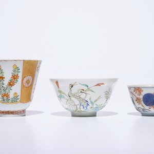 Een groep Chinees en Japans theegoed, w.o. een theepot, vier koppen en drie schotels, Kangxi en later — foto 10