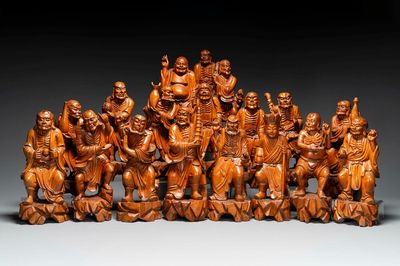 Een groep Chinese buxushouten sculpturen van 18 Luohan, 20e eeuw