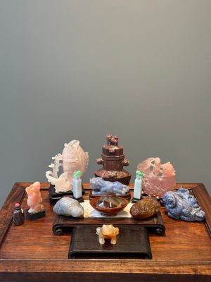 Een groep Chinese sculpturen in lapis lazuli, rozenkwarts en andere (half-)edelstenen, met diverse sokkels, 19/20e eeuw — foto 1
