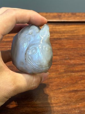 Een groep Chinese sculpturen in lapis lazuli, rozenkwarts en andere (half-)edelstenen, met diverse sokkels, 19/20e eeuw — foto 14