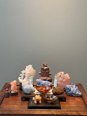 Een groep Chinese sculpturen in lapis lazuli, rozenkwarts en andere (half-)edelstenen, met diverse sokkels, 19/20e eeuw — foto 2