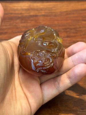 Een groep Chinese sculpturen in lapis lazuli, rozenkwarts en andere (half-)edelstenen, met diverse sokkels, 19/20e eeuw — foto 26