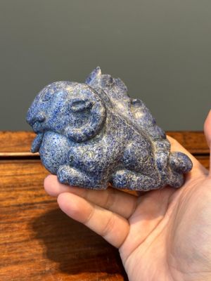 Een groep Chinese sculpturen in lapis lazuli, rozenkwarts en andere (half-)edelstenen, met diverse sokkels, 19/20e eeuw — foto 37