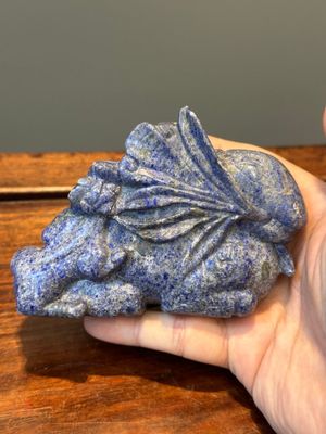 Een groep Chinese sculpturen in lapis lazuli, rozenkwarts en andere (half-)edelstenen, met diverse sokkels, 19/20e eeuw — foto 38