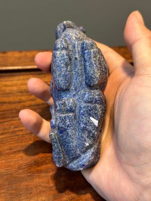 Een groep Chinese sculpturen in lapis lazuli, rozenkwarts en andere (half-)edelstenen, met diverse sokkels, 19/20e eeuw — foto 40