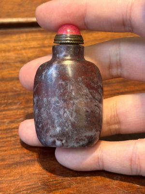 Een groep Chinese sculpturen in lapis lazuli, rozenkwarts en andere (half-)edelstenen, met diverse sokkels, 19/20e eeuw — foto 42