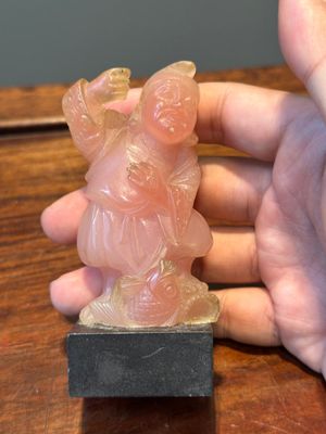 Een groep Chinese sculpturen in lapis lazuli, rozenkwarts en andere (half-)edelstenen, met diverse sokkels, 19/20e eeuw — foto 47