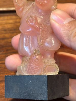 Een groep Chinese sculpturen in lapis lazuli, rozenkwarts en andere (half-)edelstenen, met diverse sokkels, 19/20e eeuw — foto 52