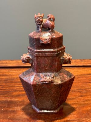 Een groep Chinese sculpturen in lapis lazuli, rozenkwarts en andere (half-)edelstenen, met diverse sokkels, 19/20e eeuw — foto 54