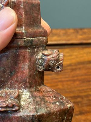 Een groep Chinese sculpturen in lapis lazuli, rozenkwarts en andere (half-)edelstenen, met diverse sokkels, 19/20e eeuw — foto 56