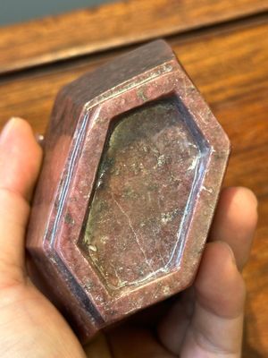 Een groep Chinese sculpturen in lapis lazuli, rozenkwarts en andere (half-)edelstenen, met diverse sokkels, 19/20e eeuw — foto 60